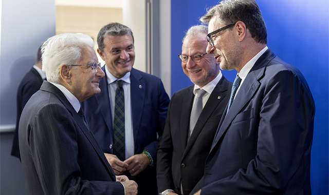 2)	Il Presidente Sergio Mattarella con Gian Marco Centinaio, Vice Presidente del Senato della Repubblica, Giorgio Mulè, Vice Presidente della Camera dei deputati e Giancarlo Giorgetti, Ministro dell’economia e delle finanze, in occasione del 150° anniversario del risparmio postale