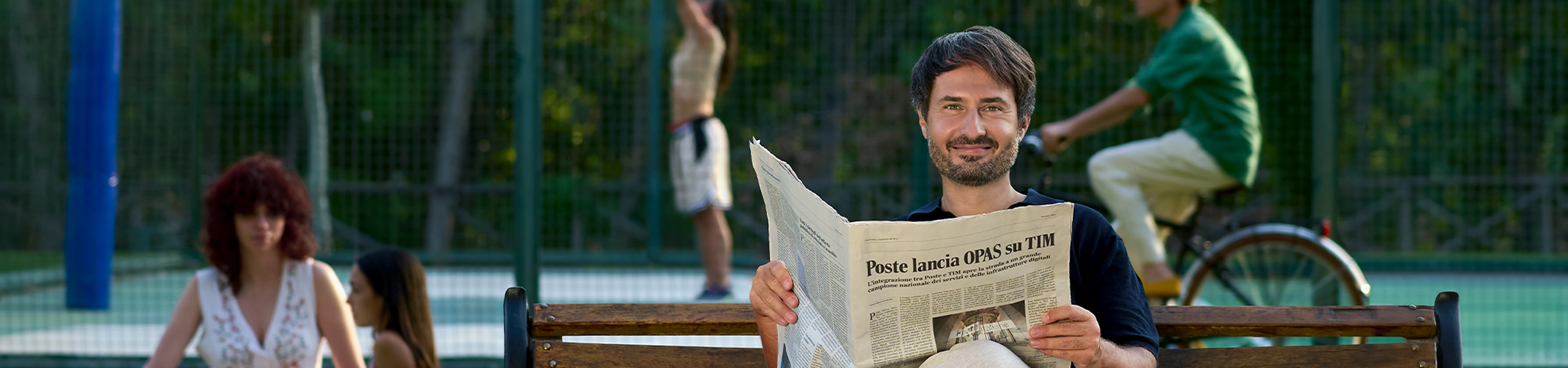 Uomo al parco che legge il giornale