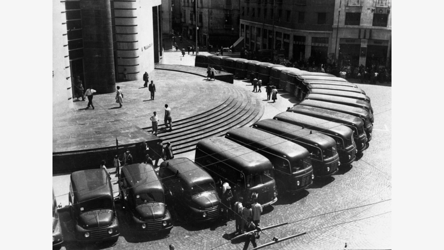 Il Palazzo delle Poste di Napoli in una foto del 1962