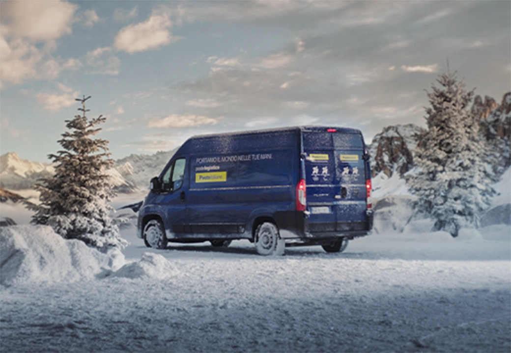 furgone su sfondo montagne innevate