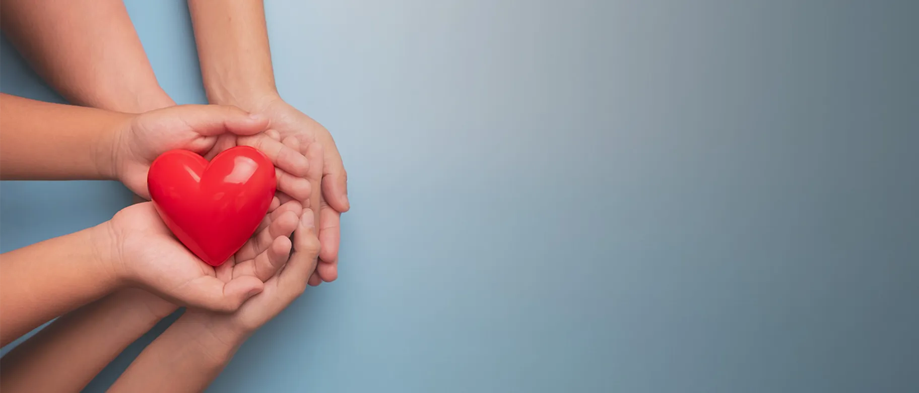 Cuore su mani
