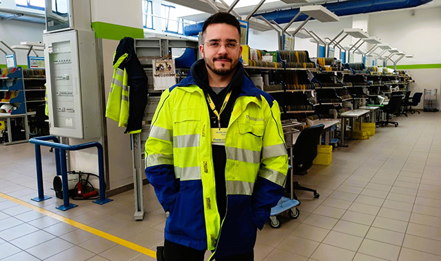 Il portalettere Samuele, dalla Sardegna al Trentino: “Con questo lavoro ho cambiato vita”