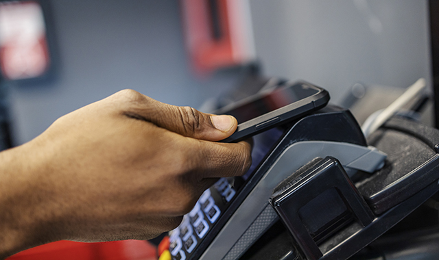 Bankitalia: con carta il 32% delle transazioni nei negozi, era il 26% nel 2022