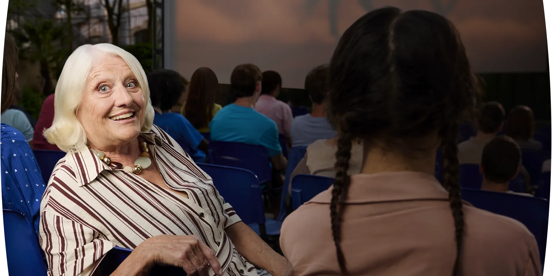 Una signora seduta al cinema