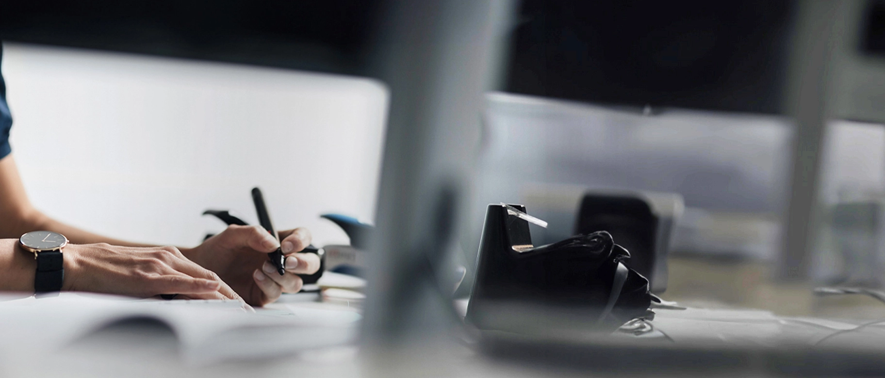Persona scrive su documenti