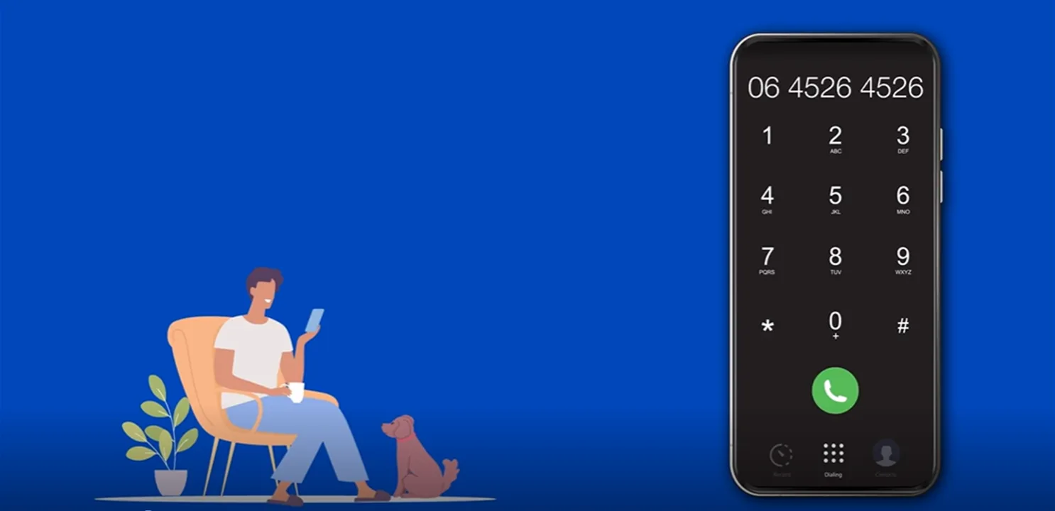 Ragazzo seduto in poltrona su sfondo blu