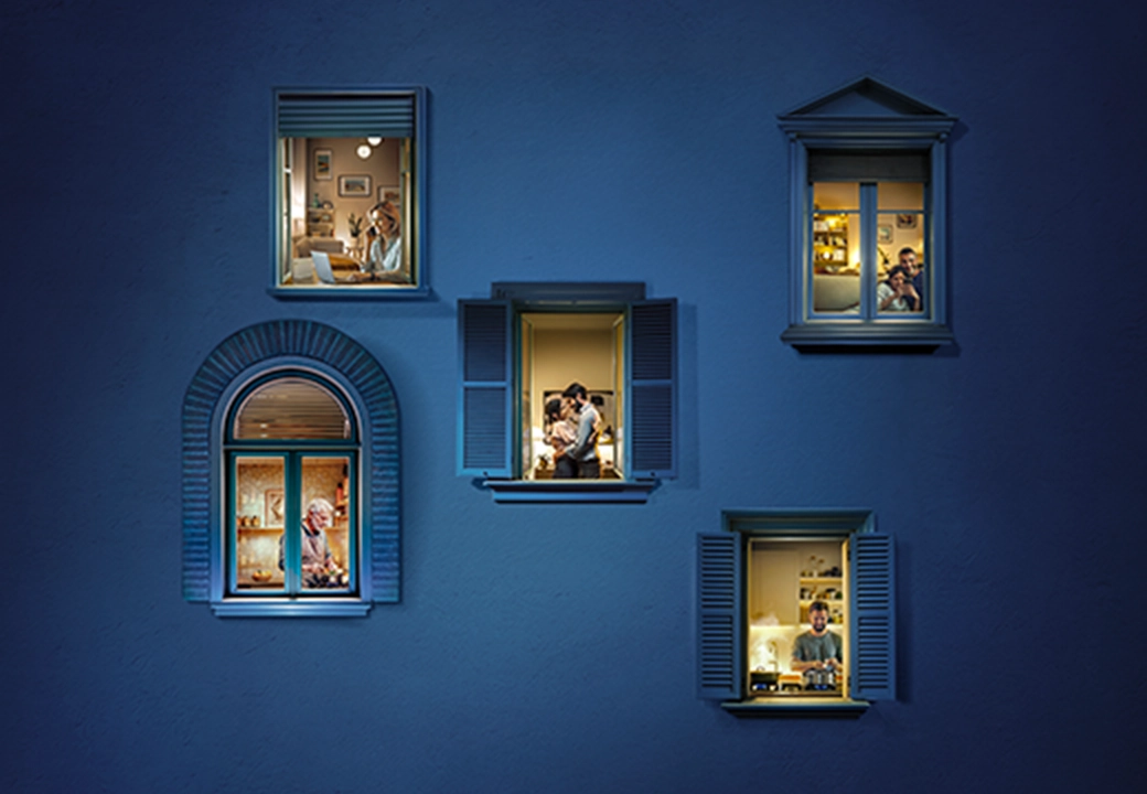 finestre aperte sfondo blu