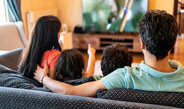 Gli italiani sono sempre più connessi, ma la tv resta centrale