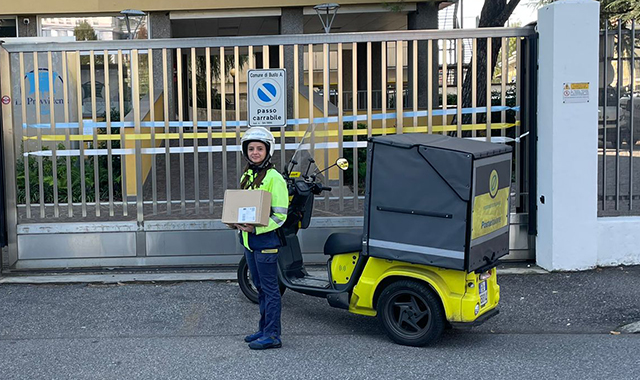 Noemi, la portalettere dei “nonni” parte dal centro logistico di Busto Arsizio 