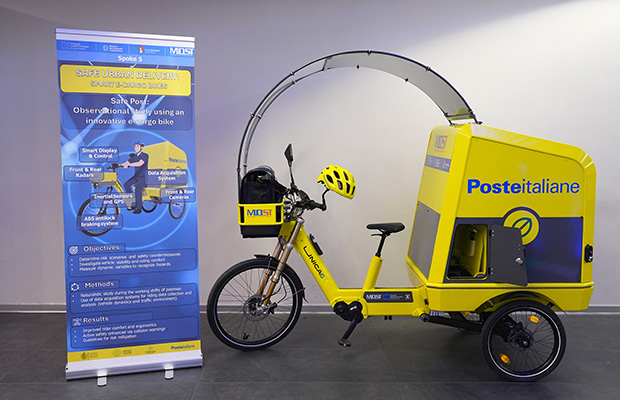 Nuovi prototipi di cargo e-bike per consegnare pacchi nei centri storici delle città 