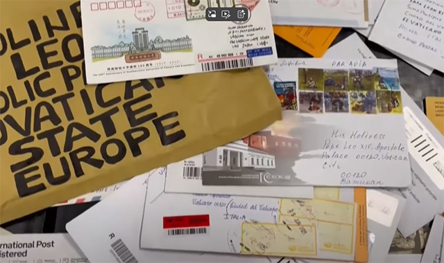 Poste e la corrispondenza di Papa Leone XIV: ogni giorno 100 kg di lettere in Vaticano