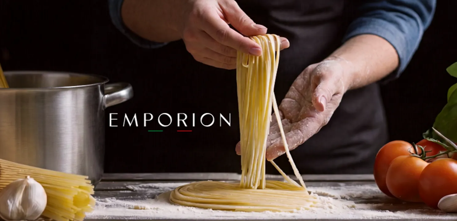 Immagine di uomo che ha in mano degli spaghetti