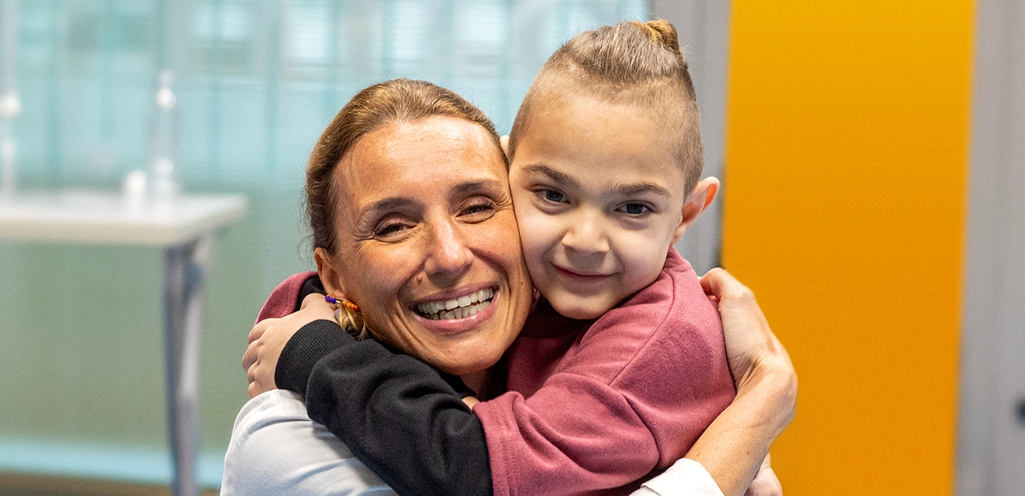 madre che abbraccia il figlio