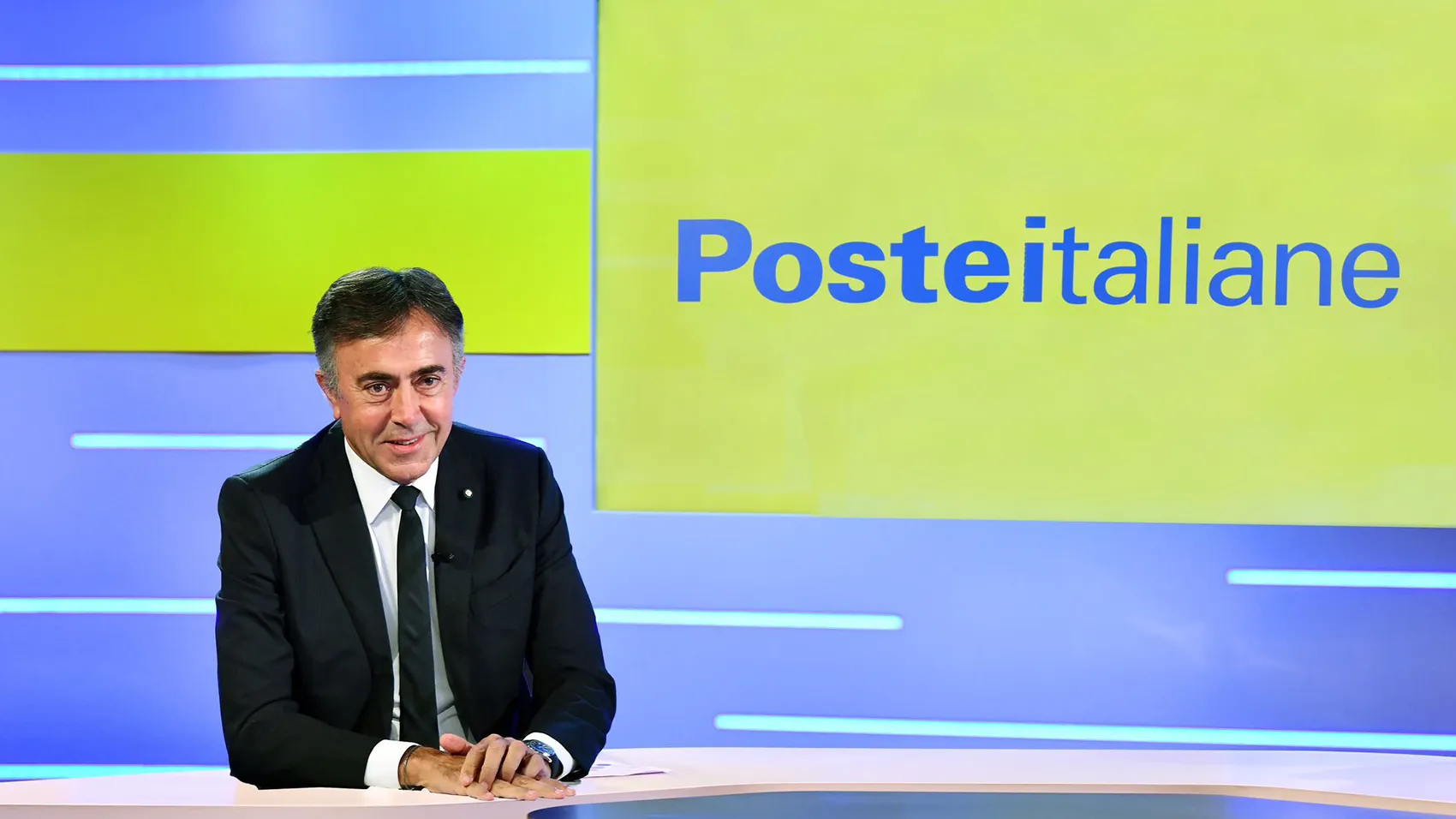 Ritratto Giuseppe Lasco con sfondo Poste Italiane