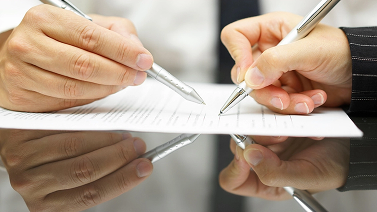 Persone scrivono su documento