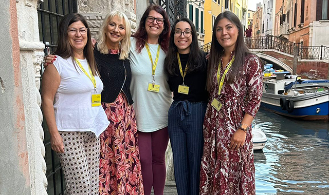 Lettere e pacchi viaggiano sull’acqua: una giornata in un ufficio postale di Venezia