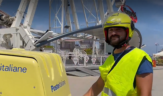 Il recapito a Rimini, tra arte e mare: le consegne del portalettere Andrea