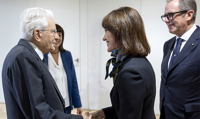 1)	Il Presidente Sergio Mattarella accolto da Silvia Maria Rovere, Presidente di Poste Italiane e Giovanni Gorno Tempini, Presidente di Cassa Depositi e Prestiti, in occasione del 150° anniversario del risparmio postale