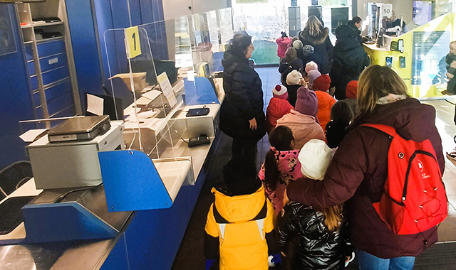 Marcon, gli alunni della scuola dell’infanzia in visita all’ufficio postale: “È possibile spedire dei sassolini?”