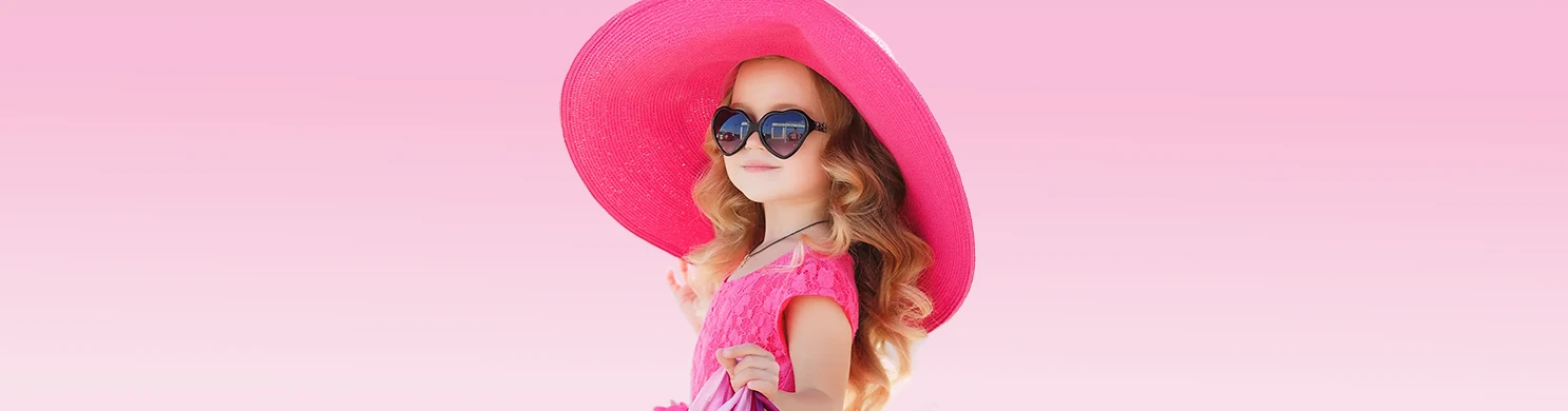 Bambina con cappello rosa