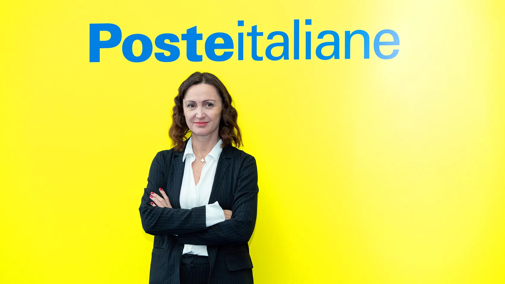 Ritratto di Silvia Maria Rovere su sfondo Poste Italiane