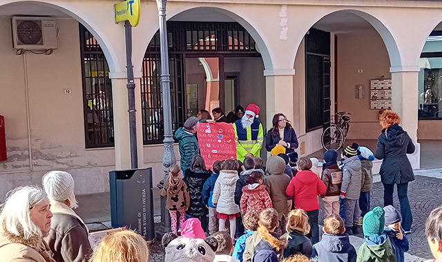 Venezia: all’ufficio postale di San Stino si rinnova la tradizione delle letterine a Babbo Natale