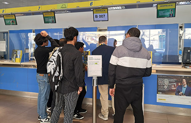 Da tutto il mondo all’ufficio postale: la visita degli studenti stranieri agli sportelli di Barcellona Pozzo di Gotto