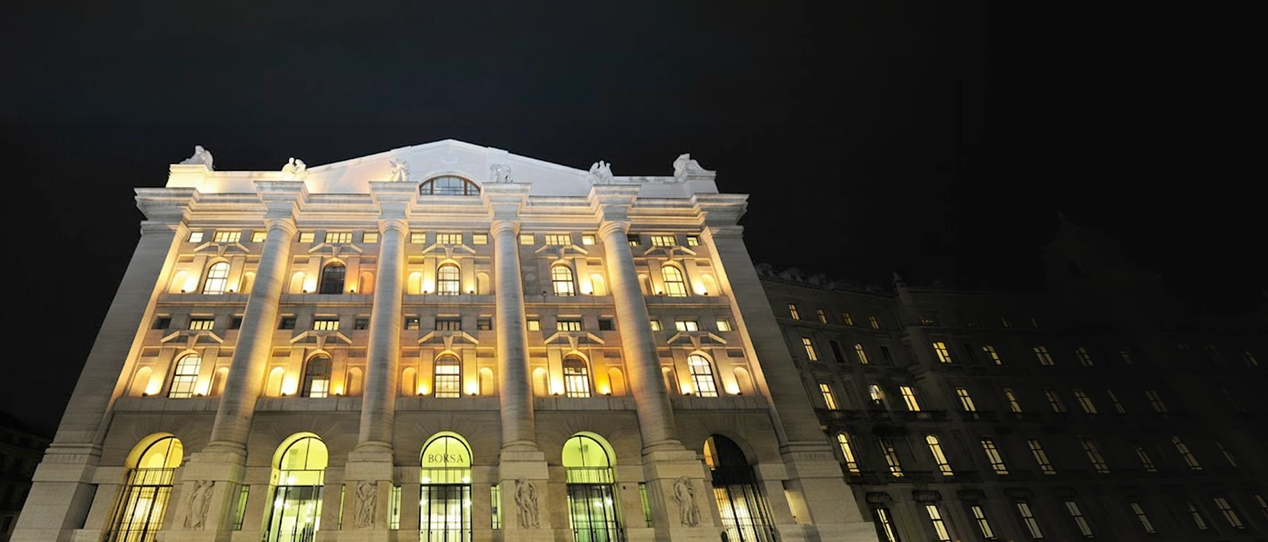 Facciata palazzo illuminato