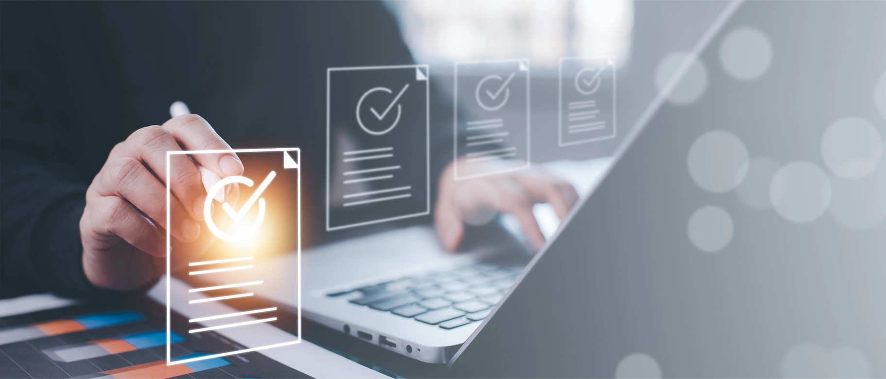 Icone digitali e persona che scrive al computer