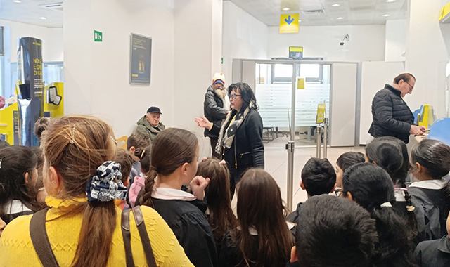 Gli alunni della primaria “Enrico Fermi” in visita alle Poste centrali di San Donà di Piave