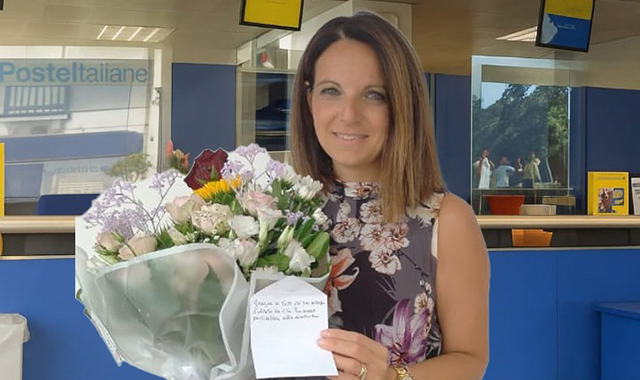 Napoli, il ringraziamento della cliente soccorsa all’ufficio postale: “Mi avete salvato la vita” 