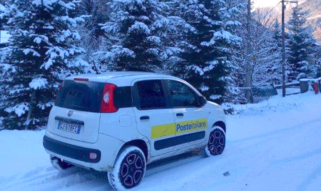 I portalettere delle valli Bresciane al lavoro per garantire le consegne sotto la neve