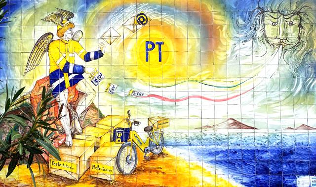 Lipari, restaurato il murale che accoglie i clienti all’ufficio postale