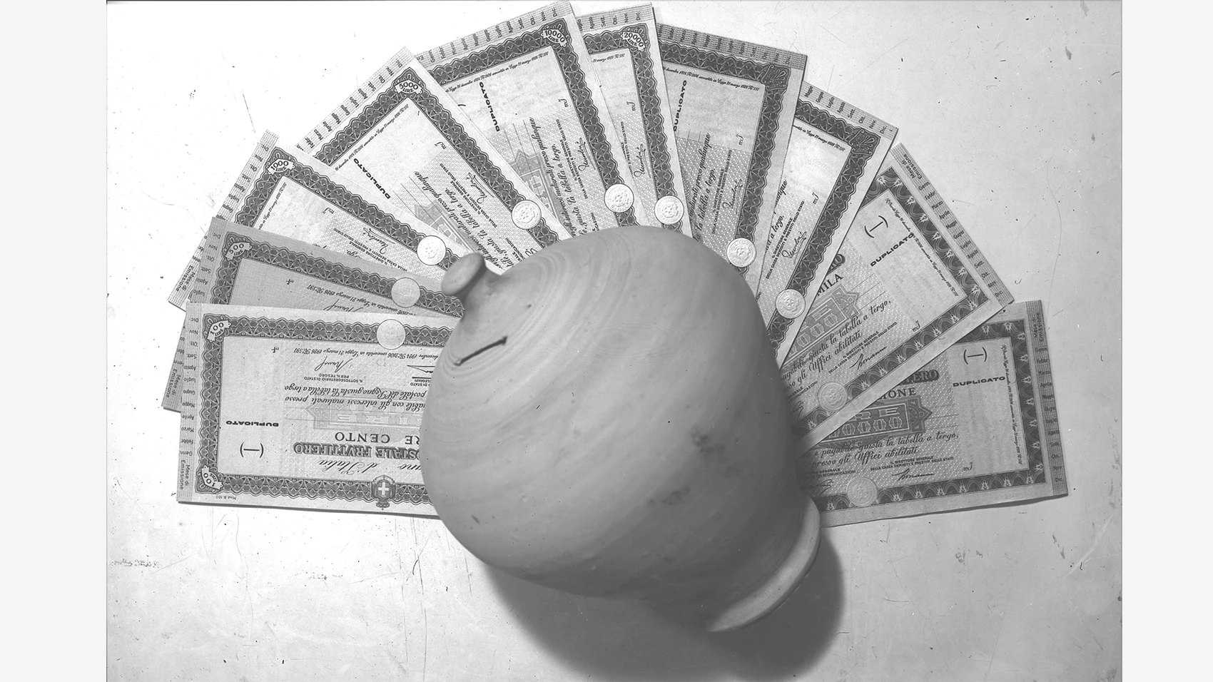 Salvadanaio con Buoni postali e risparmi