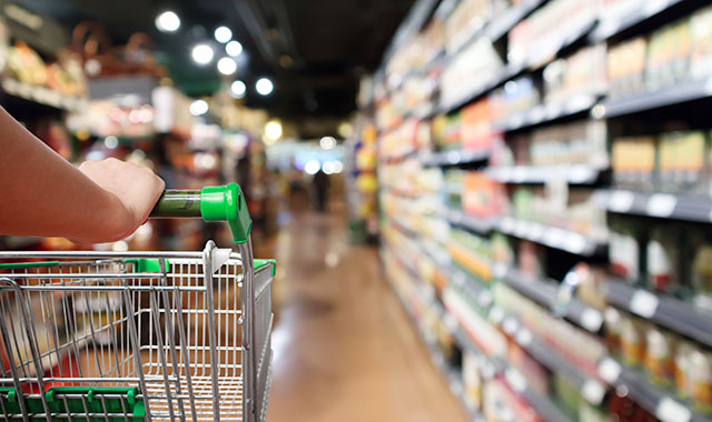 Consumi: con scelte attente si possono risparmiare fino a 3.700 euro l'anno sul carrello della spesa