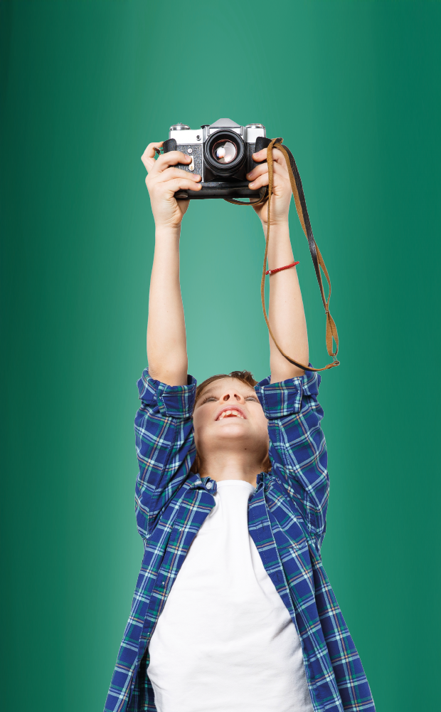 Ragazzo con macchina fotografica