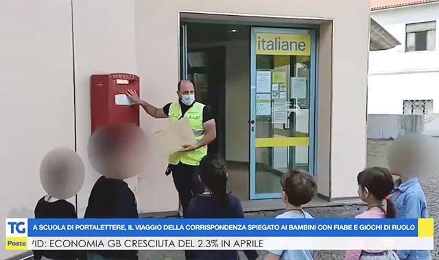 A Bassano del Grappa i bambini a "scuola" dal portalettere