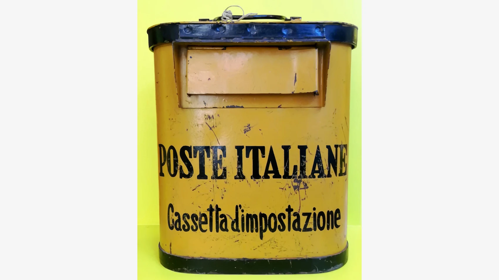 Cassetta mobile gialla con maniglia