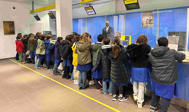 Cultura postale: la visita della scolaresca all’ufficio postale Trani Centro