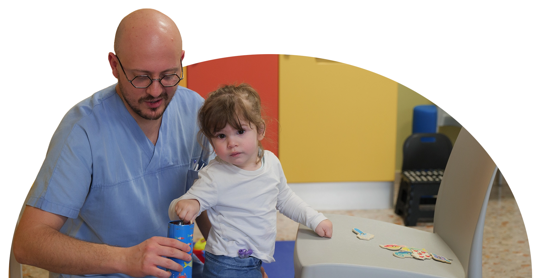 in fermiere gioca con uan bambina