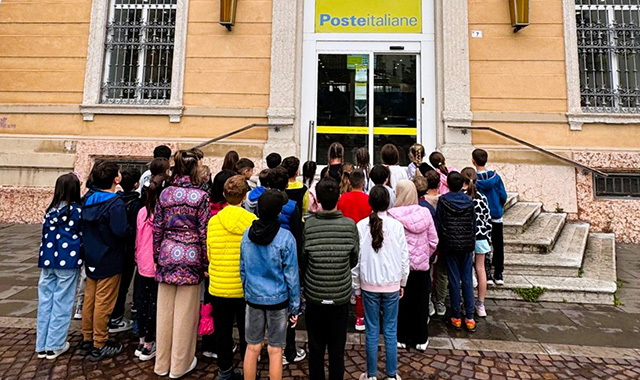 La scolaresca delle elementari in visita all’ufficio postale di Rovereto 