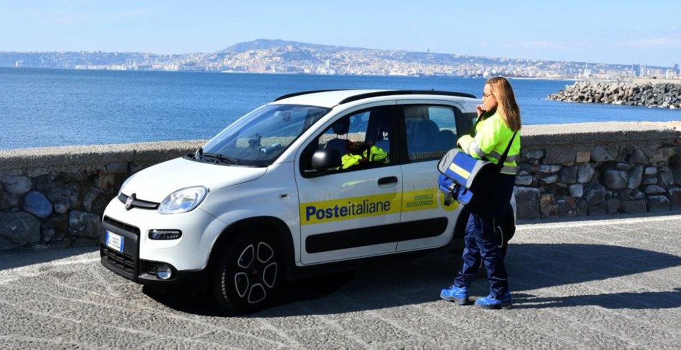 Portalettere con auto 