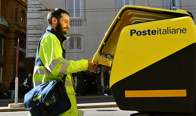 E- commerce, crescono i volumi dei pacchi, Poste assume nuovi portalettere a Cremona