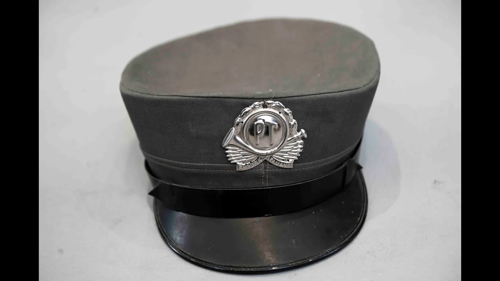 Cappello del portalettere tra gli anni Trenta e Quaranta