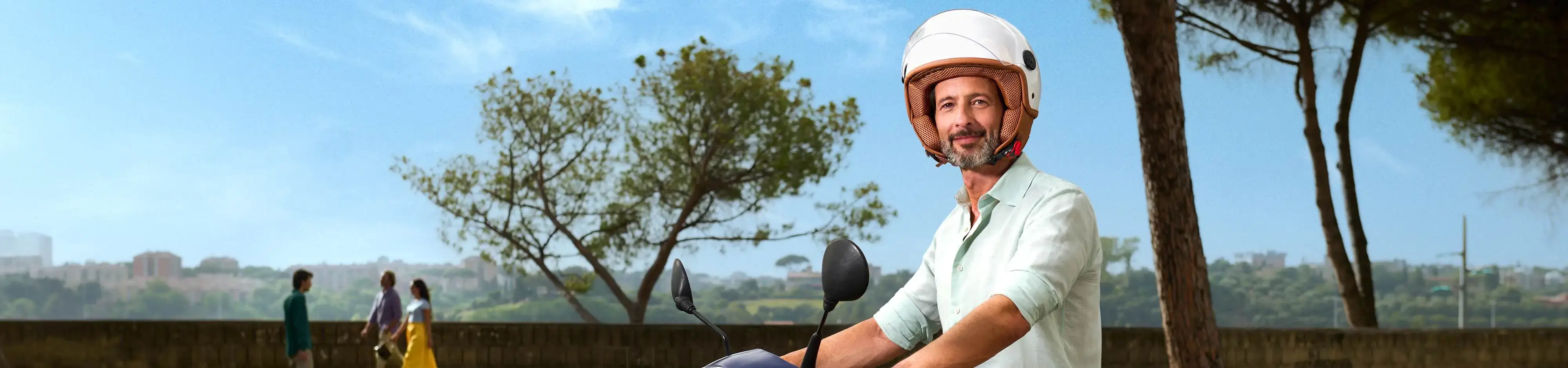 Ragazzo sorridente con casco in motorino