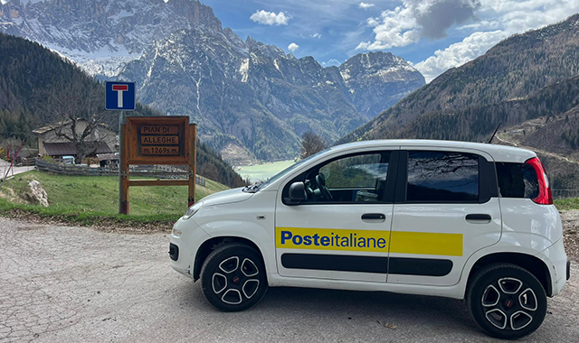 Mara, la portalettere tra le montagne di Alleghe: “Così aiutiamo i colleghi più giovani”