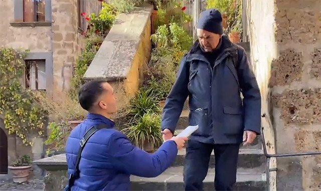 In visita a Civita di Bagnoregio con il portalettere Gianluca: “Questo posto è magico”