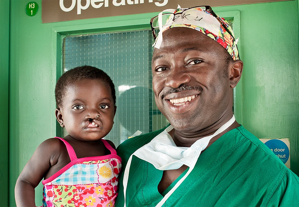 bambino in braccio a un medico