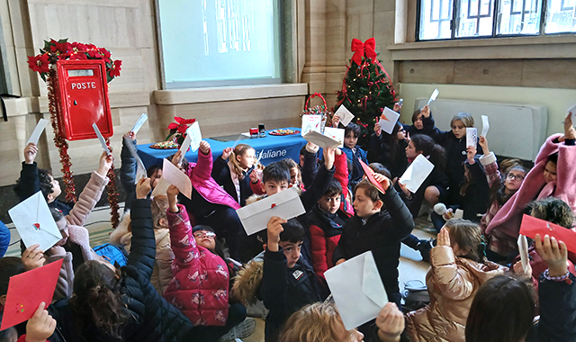 Pescara, gli alunni delle elementari in ufficio postale per le letterine a Babbo Natale