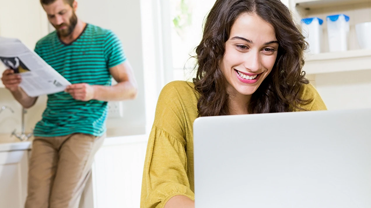 Ragazza sorridente con uomo sullo sfondo